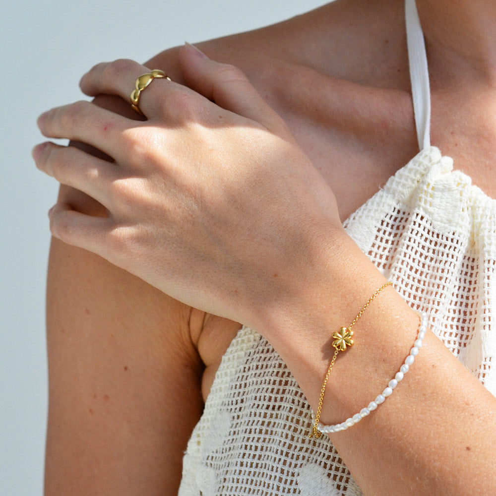Gold daisy bracelet on sale